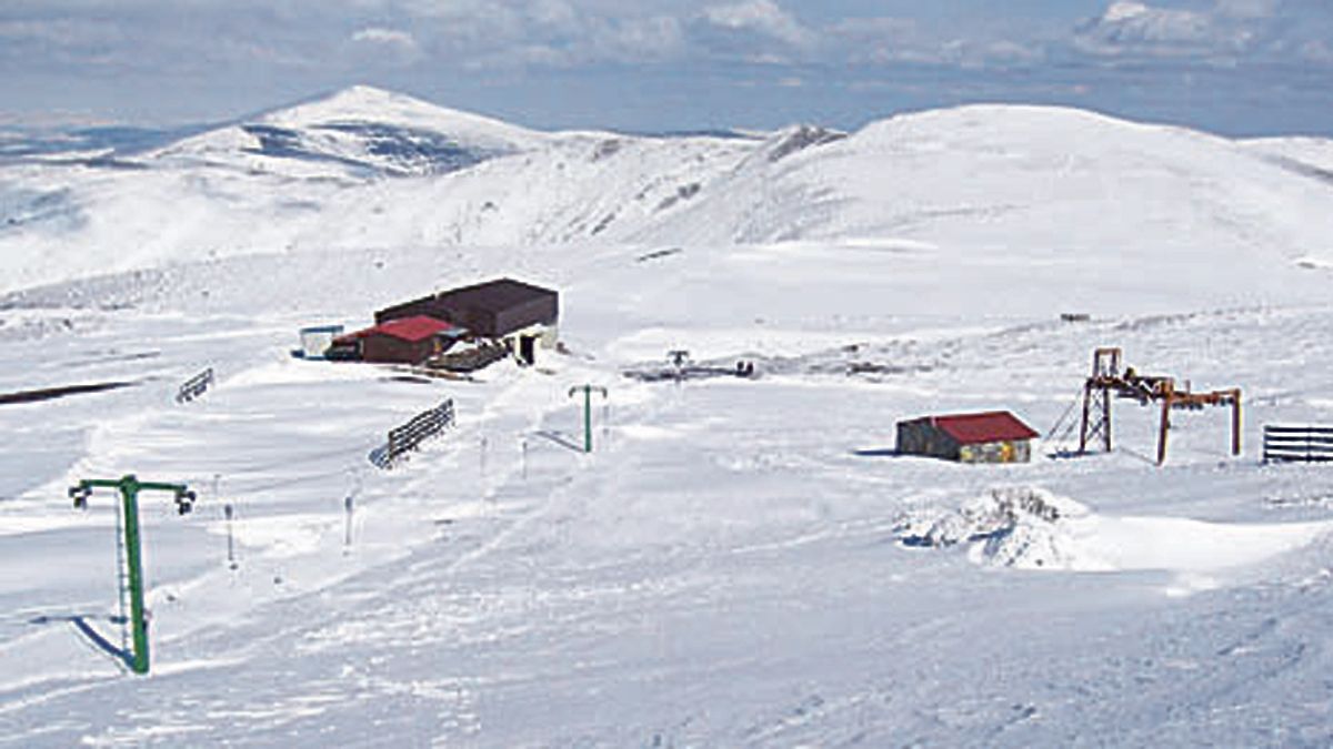 Imagen de las infraestructuras existentes en la que fue estación de esquí de Ponferrada, ahora cerrada. | B.N.