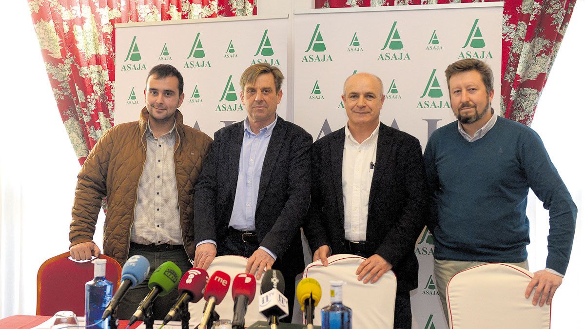 Parte de la directiva de Asaja con Carlos de León, Arsenio García, José Antonio Turrado y Pedro Cañón. | MAURICIO PEÑA