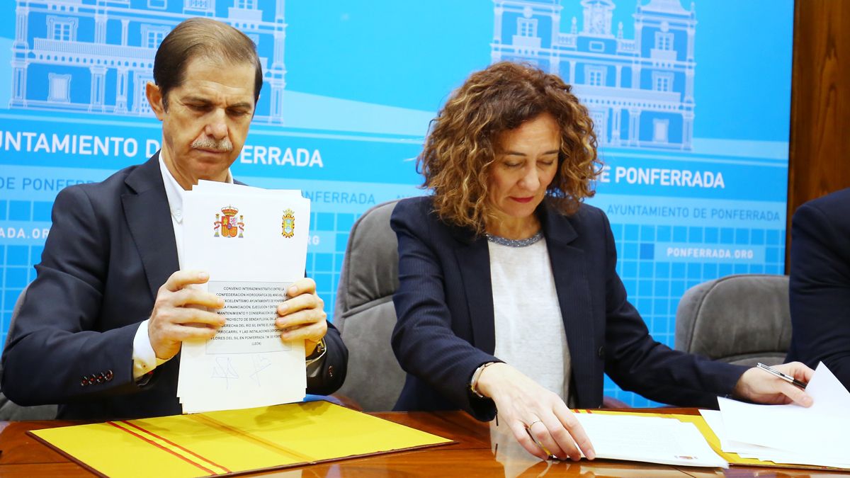 Firma del convenio entre la CHMS y el Ayuntamiento de Ponferrada. | CÉSAR SÁNCHEZ (ICAL)