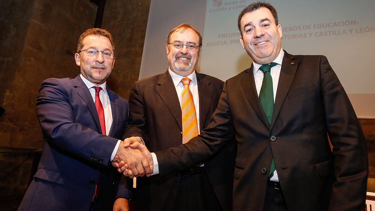 El consejero de Educación, Fernando Rey, presenta las conclusiones del encuentro de trabajo con el consejero de Educación, Cultura y Ordenación Universitaria de Galicia, Román Rodríguez (D) y el consejero de Educación y Cultura de Asturias, Genaro Alonso.