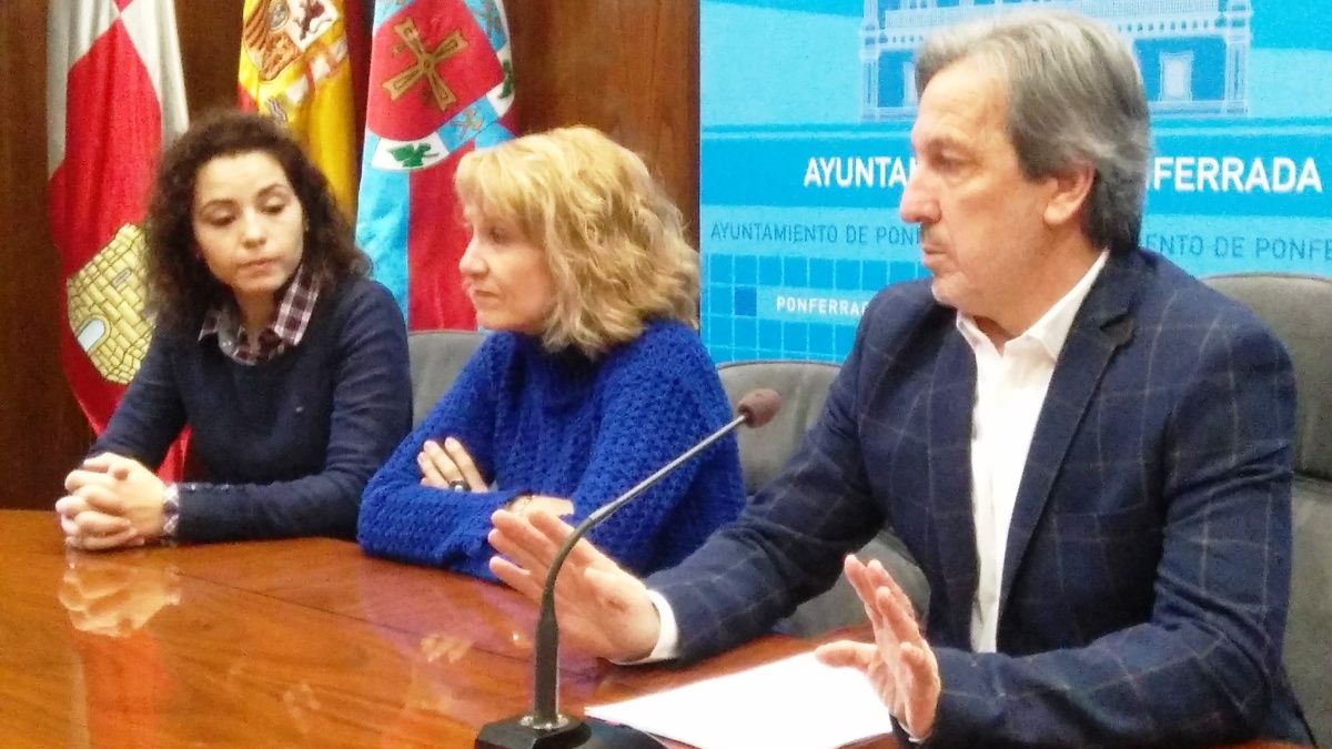 Muñoz, en una rueda de prensa reciente, a quien le critican que no hace lo suficiente por publicitar las ayudas.