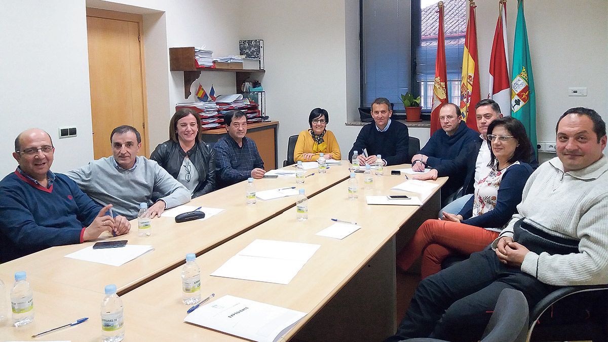 Un momento de la reunión celebrada este viernes en La Robla. | E.NIÑO