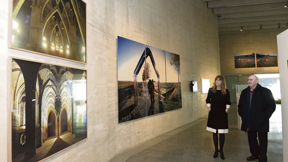 La directora de Políticas Culturales, Mar Sancho, visitando la exposición ‘Muchos caminos’ en compañía del fotógrafo Manuel Martín. | MAURICIO PEÑA