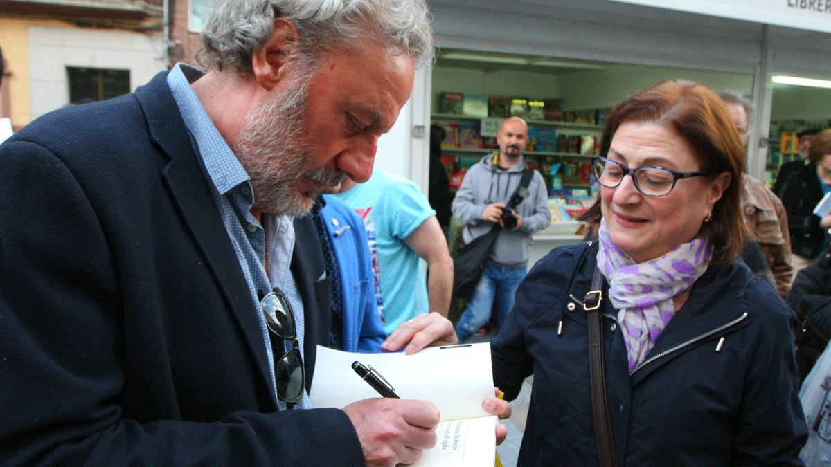Julio Llamazares inauguró este viernes la Feria del Libro de Ponferrada. | César Sánchez (Ical)