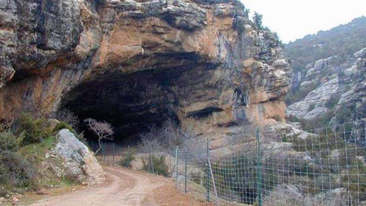 Pista de acceso a la Cueva de Chaves. | ABC