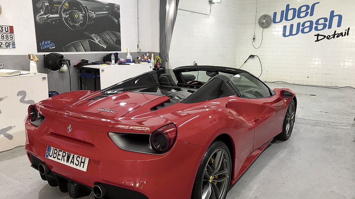 Un Ferrari en las instalaciones de Uber Wash Detail, que están en la calle Granados de la capital leonesa.