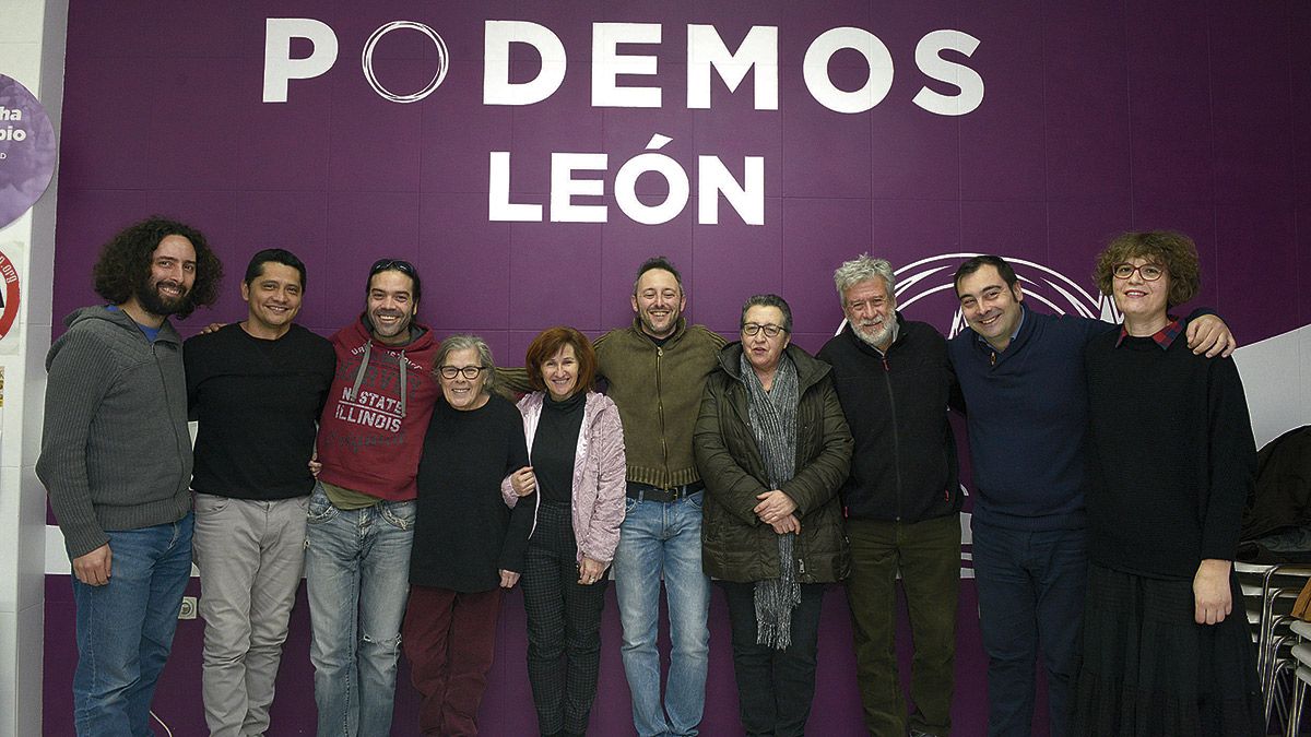 Grupo de militantes de Podemos en la sede de la formación morada en la capital leonesa. | MAURICIO PEÑA Grupo de militantes de Podemos en la sede de la formación morada en la capital leonesa. | MAURICIO PEÑA