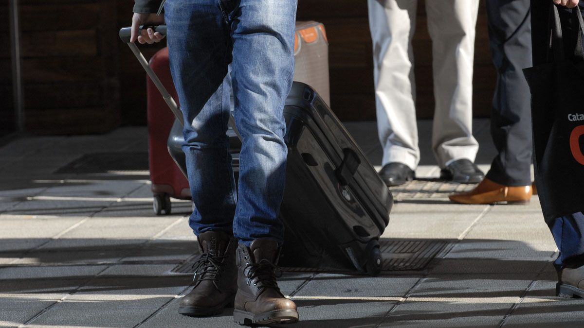 Un joven porta su maleta en la estación de trenes de la capital leonesa en una imagen de archivo. | MAURICIO PEÑA