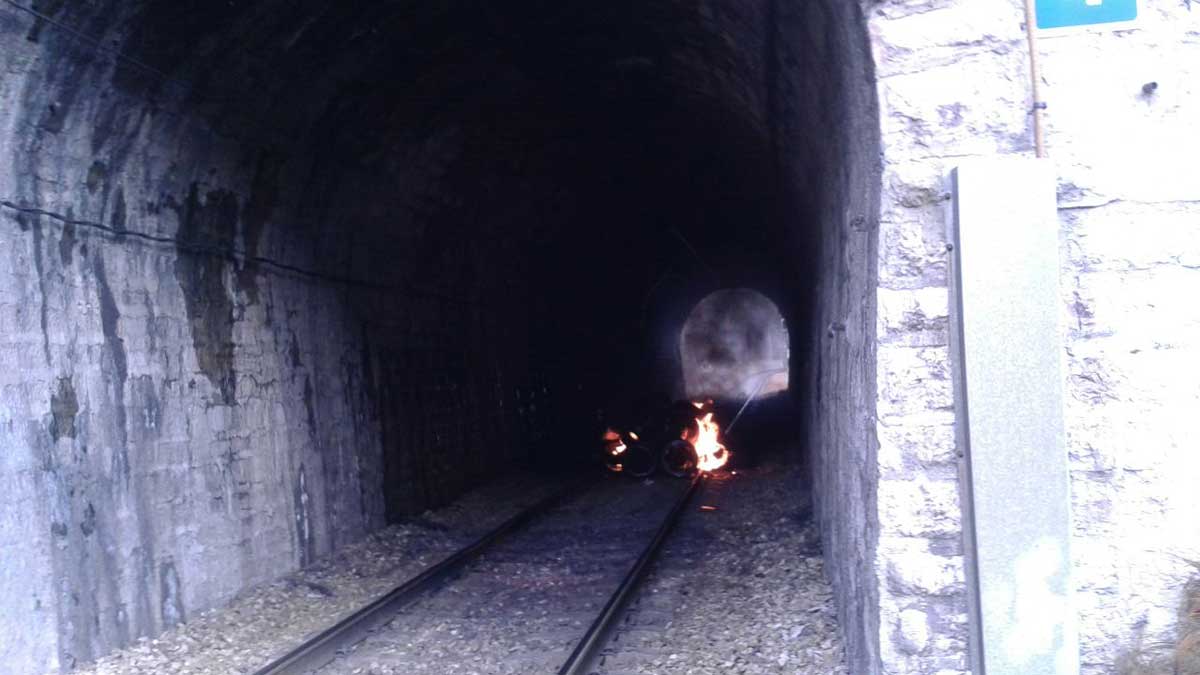 Imagen de los neumáticos quemados sobre la vía del tren. | ESTEFANÍA NIÑO