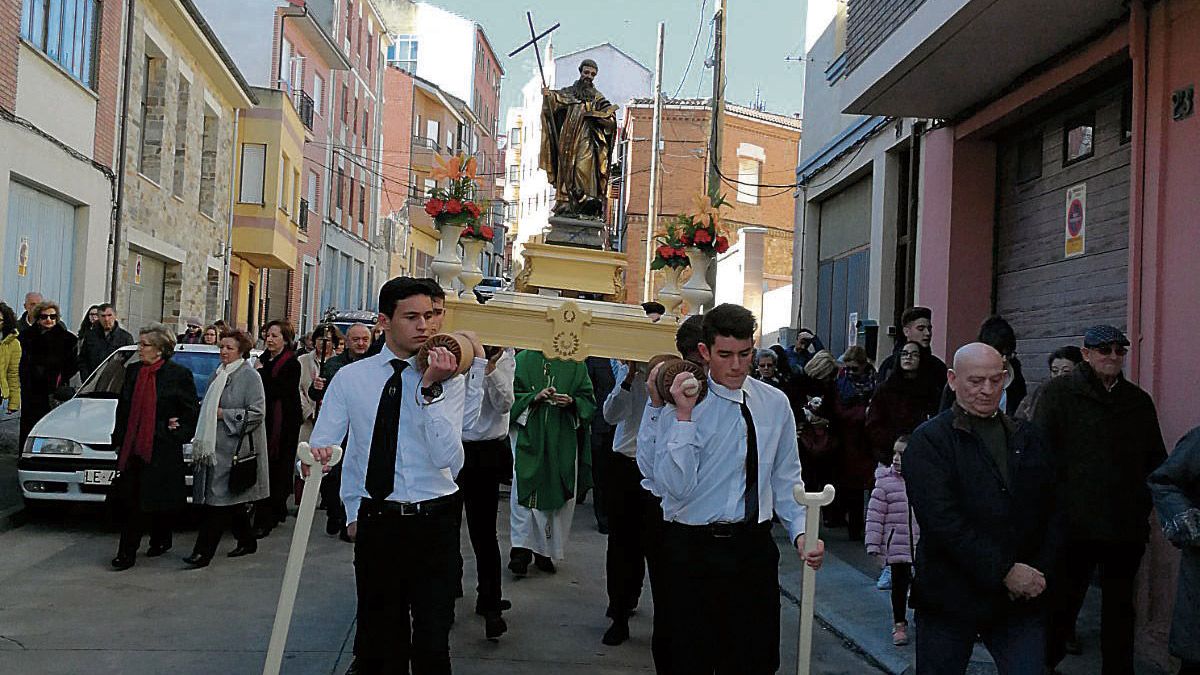 Los jóvenes portando la imagen de San Antón por las calles del barrio de Puerta de Rey. | P.F.