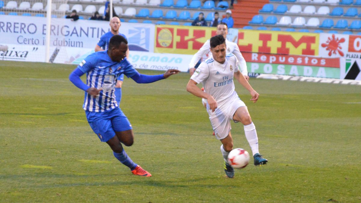 Yac trata de frenar la internada de un jugador madridista. | A. CARDENAL