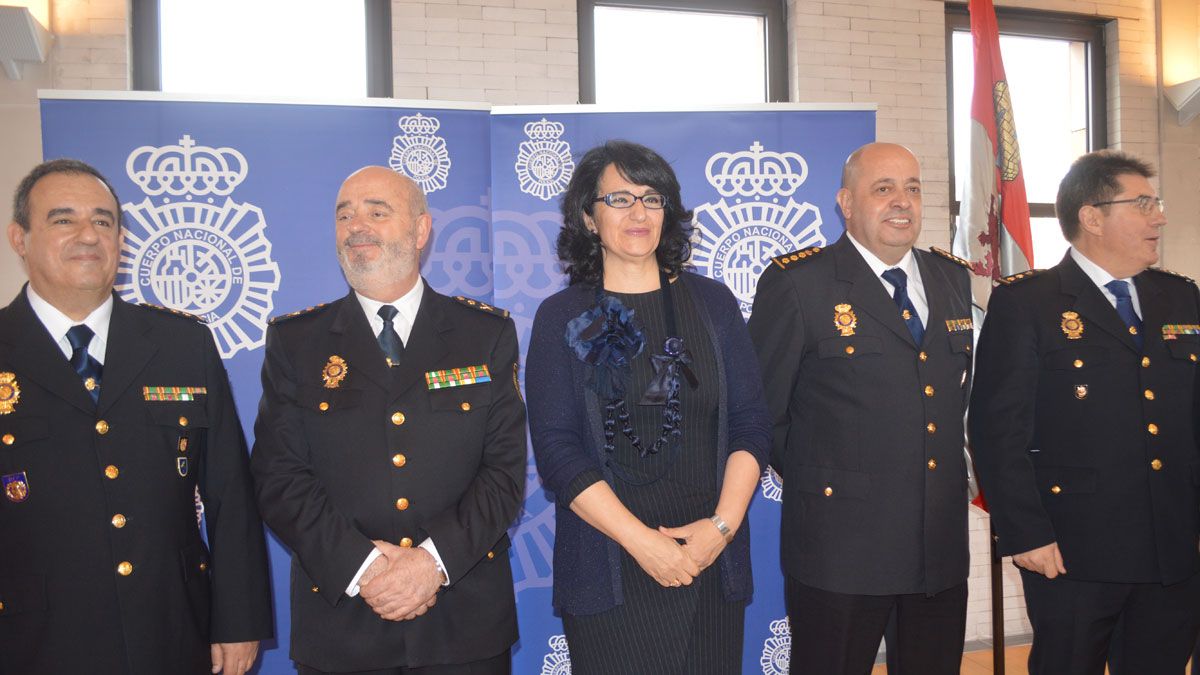 El nuevo comisario de Ponferrada  (primero por la izquierda de la imagen) durante su nombramiento. | M.I.