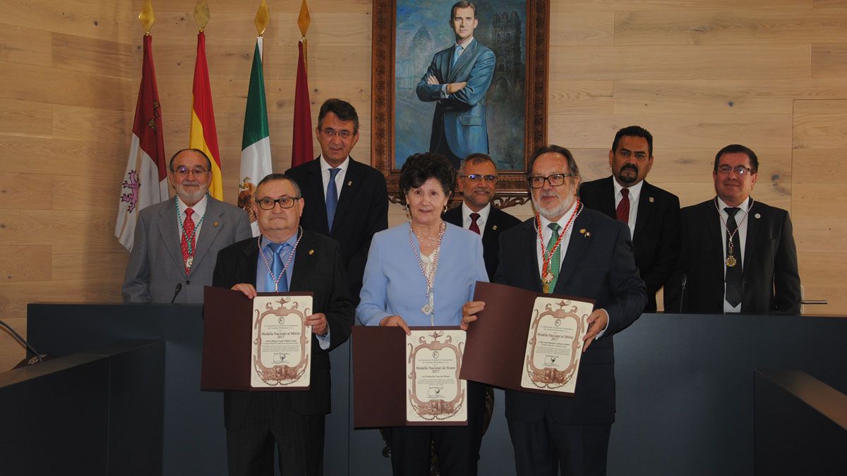 Luisa Arias, en el centro, con el reconocimiento de los cronistas. | ABAJO
