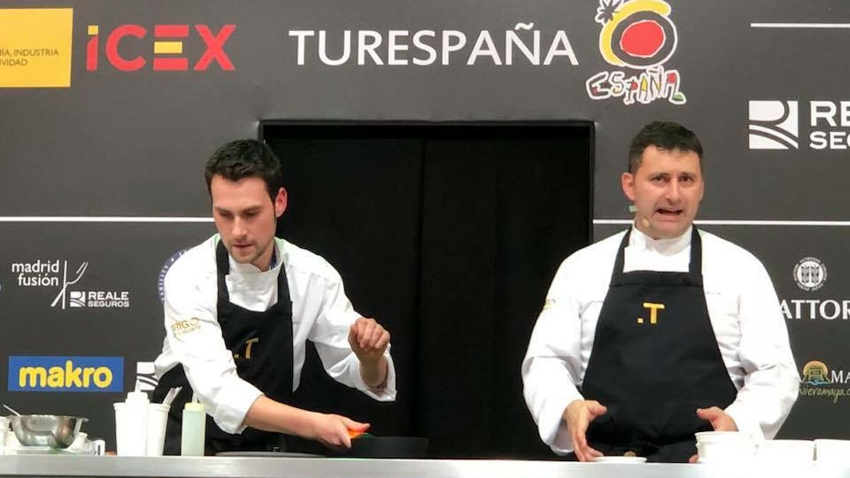 El cocinero leonés Víctor Martín (d) y su colega Iván Romo, ambos de restaurante Trigo, este lunes en Madrid Fusión. | NOEMÍ M. CABERO