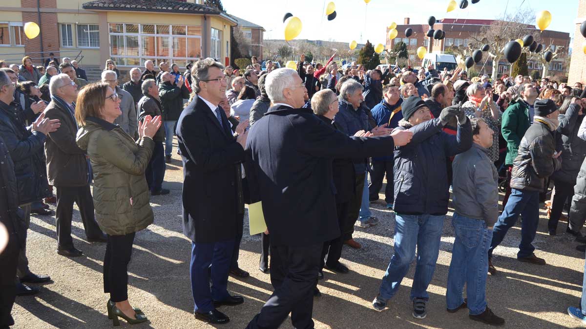 El acto conmemorativo comenzó con una suelta de globos por parte de los usuarios del centro. | P.F. El acto conmemorativo comenzó con una suelta de globos por parte de los usuarios del centro. | P.F.
