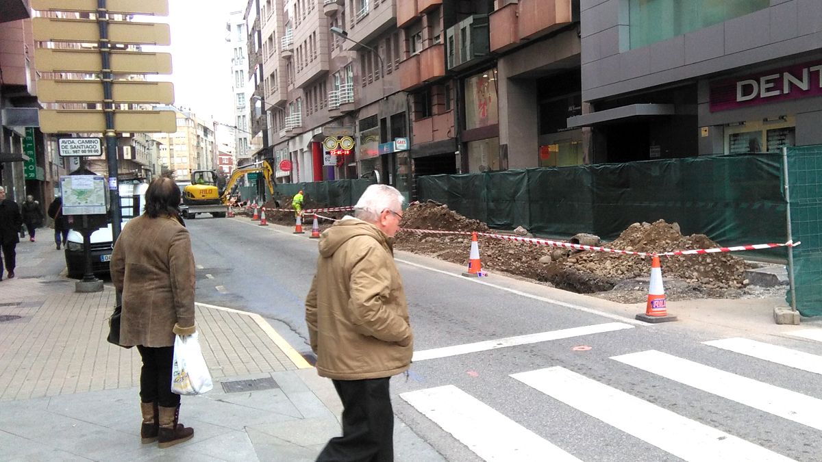 Las obras de la calle Camino de santiago han modificado el tráfico en el centro de Ponferrada. | D.M. Las obras de la calle Camino de santiago han modificado el tráfico en el centro de Ponferrada. | D.M.