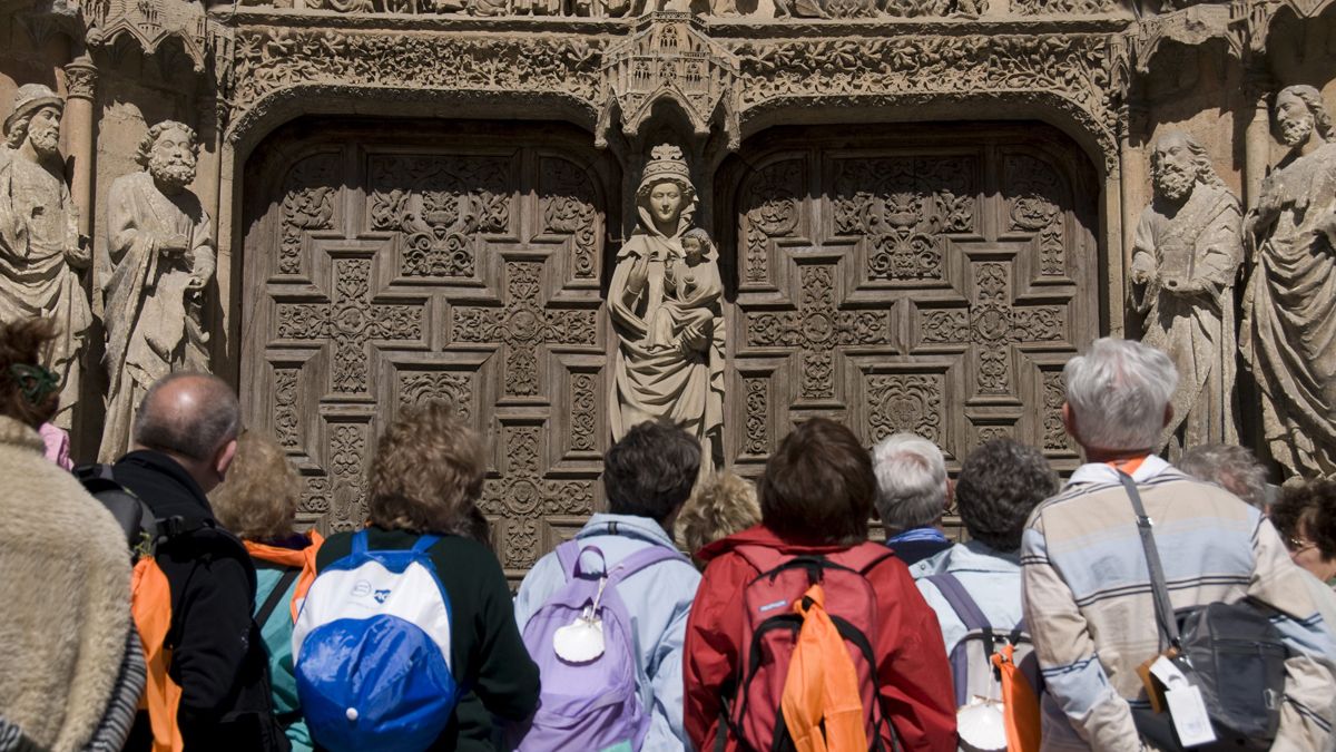 Imagen de archivo de un grupo de turistas contemplando el exterior de la Catedral de León. | MAURICIO PEÑA