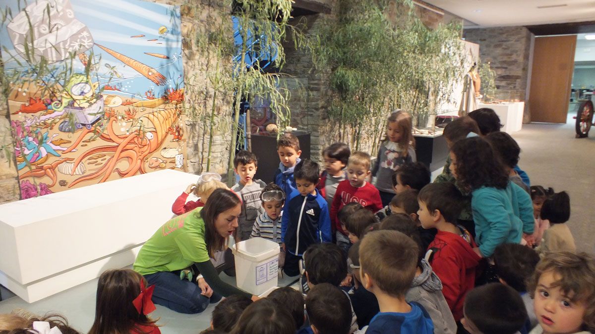 Un grupo de pequeños escuchan atentos las explicaciones en el taller dedicado a Menudo Bierzo . | MARCA