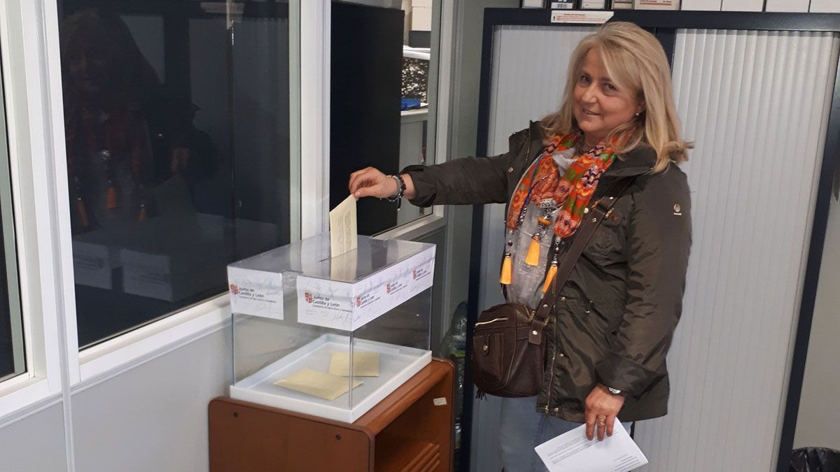 Una ganadera vota de forma anticipada en la Delegación Territorial. | L.N.C.