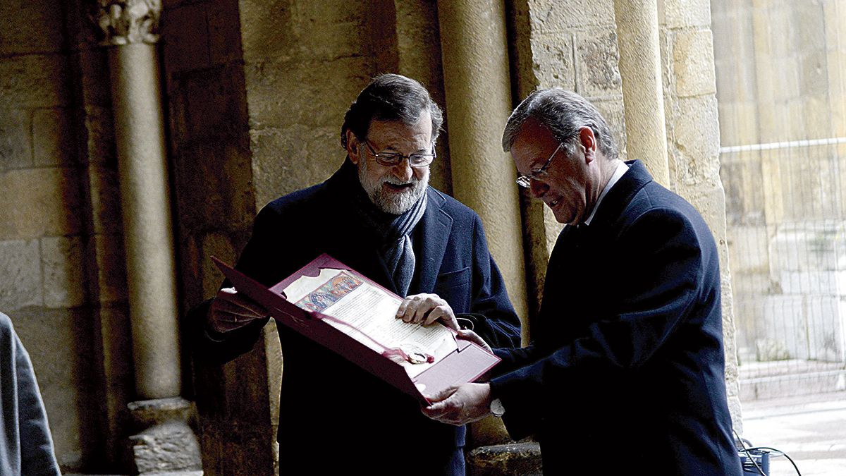 El alcalde de León, Antonio Silván, entrega una copia de los ‘decreta’ de 1188 al presidente del Gobierno, Mariano Rajoy. | DANIEL MARTÍN