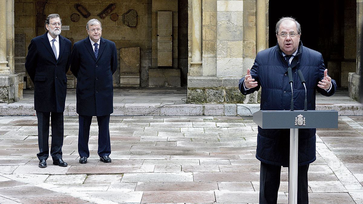 El presidente de la Junta, Juan Vicente Herrera, interviene en el claustro de San Isidoro ante la atenta mirada de Rajoy y de Silván. | DANIEL MARTÍN