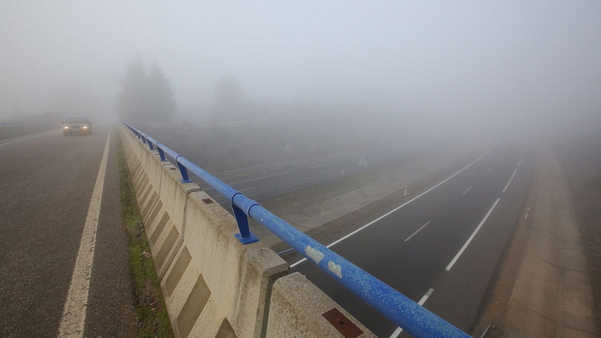 La A-6 entre la niebla en una imagen de archivo. | ICAL