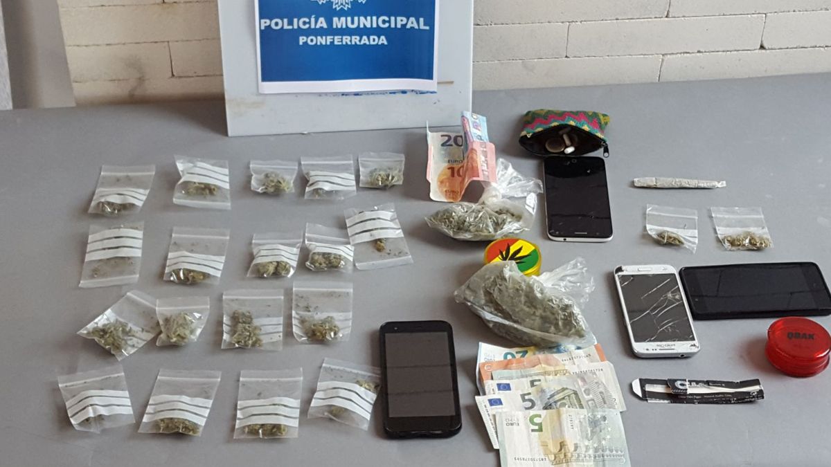 Imagen facilitada por la Policía Municipal de Ponferrada con la droga y el material incautado.
