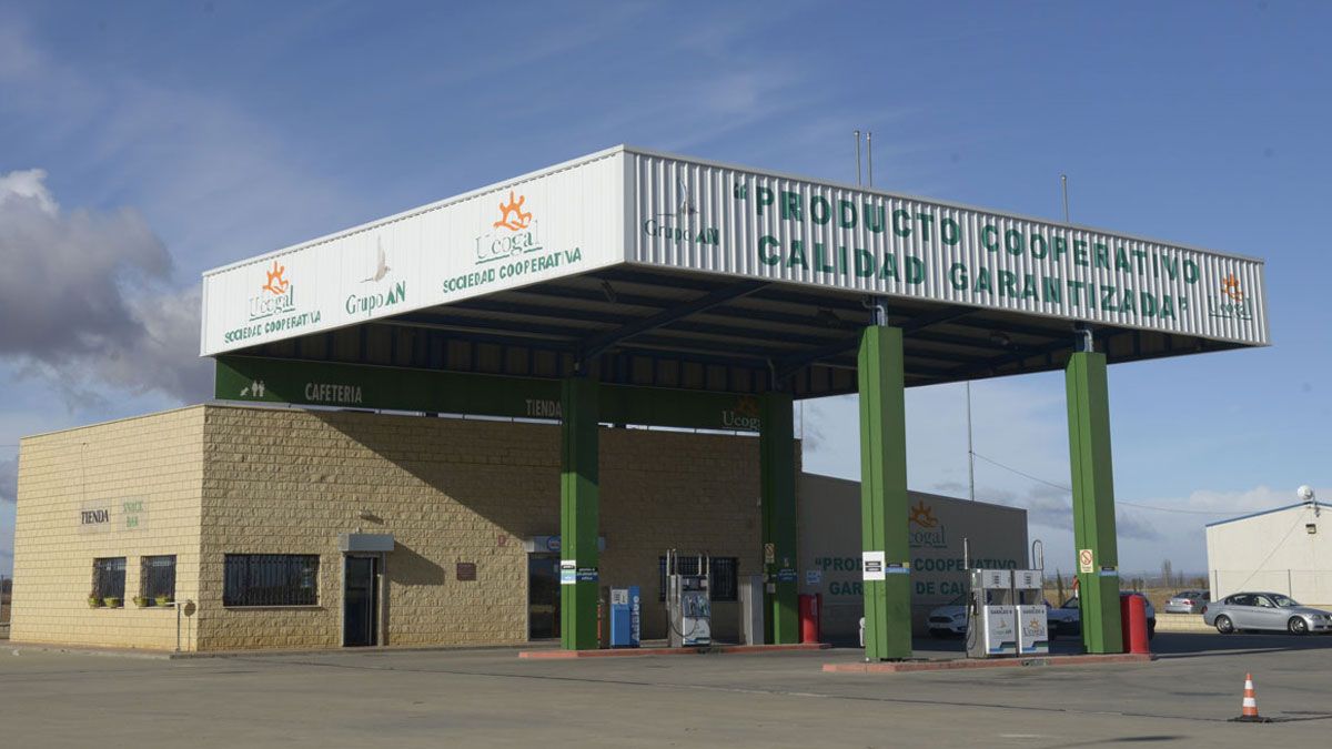Estación de servicio de la Cooperativa Ucogal ubicada en la localidad del sur de León de Cabreros del Río. | MAURICIO PEÑA
