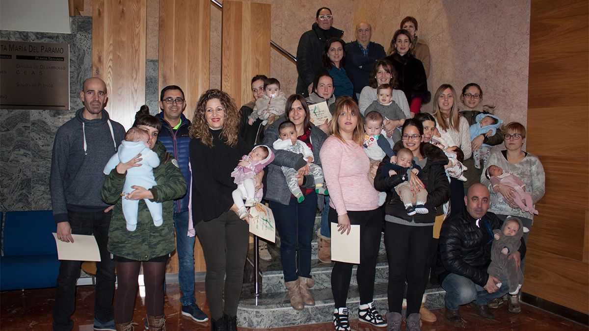Los recién estrenados padres de Santa María que ayer recibieron las ayudas para el fomento de la natalidad. | T.G.