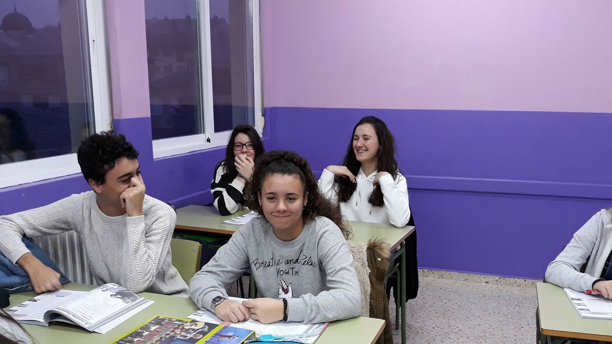 La joven al  lado de sus compañeros de clase. | L.N.C.