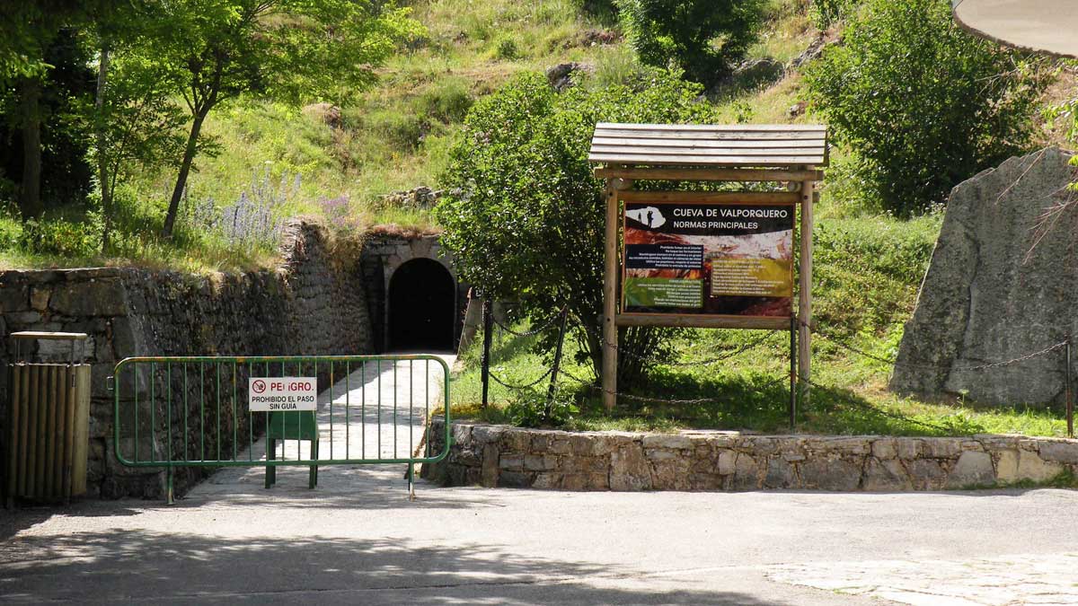 Imagen de archivo del exterior de la Cueva de Valporquero. | E. NIÑO