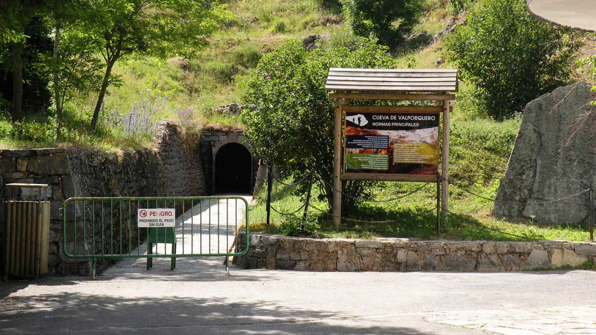 Imagen de archivo del exterior de la Cueva de Valporquero. | E. NIÑO Imagen de archivo del exterior de la Cueva de Valporquero. | E. NIÑO