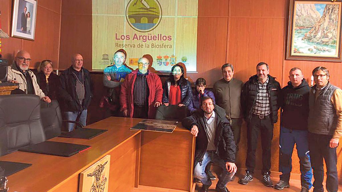Foto de grupo de la reunión celebrada en Vegacervera. | R.B. LOS ARGÜELLOS