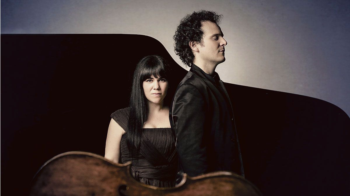 La pianista Marta Moll y el violonchelista Damián Martínez son los componentes del Dúo Cassadó, que este viernes presenta en León el disco ‘Rojo’.