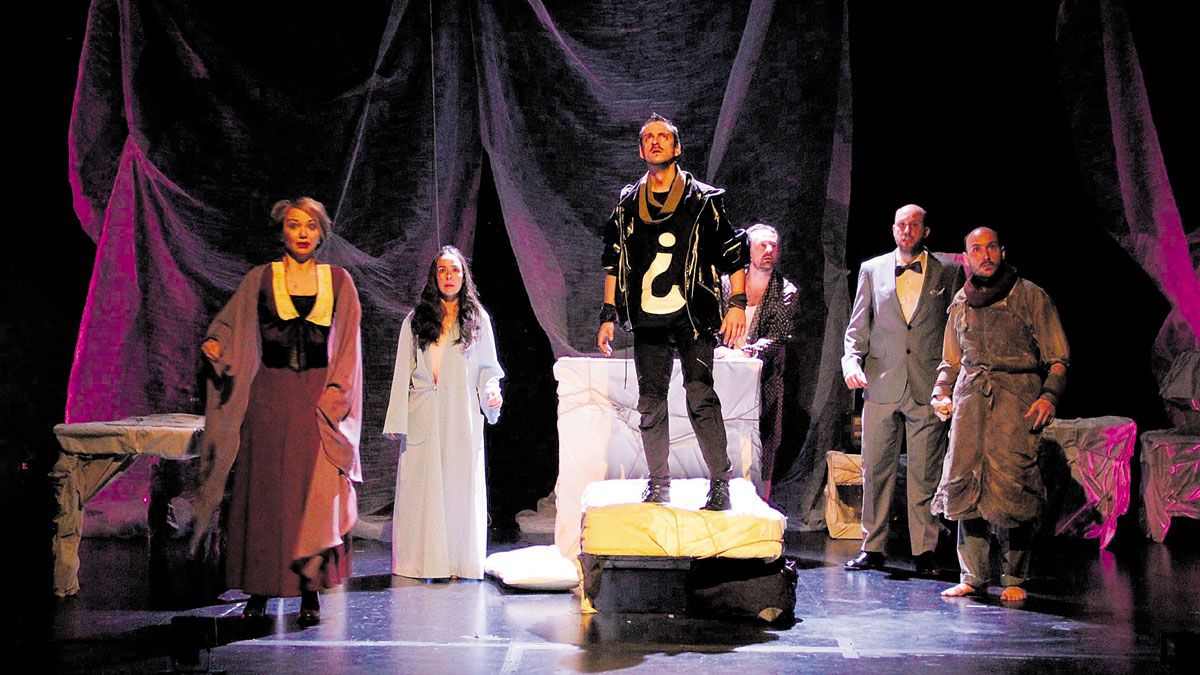 Un momento de la representación de ‘Los atroces’ a cargo de la compañía Teatro Defondo. | L.N.C.
