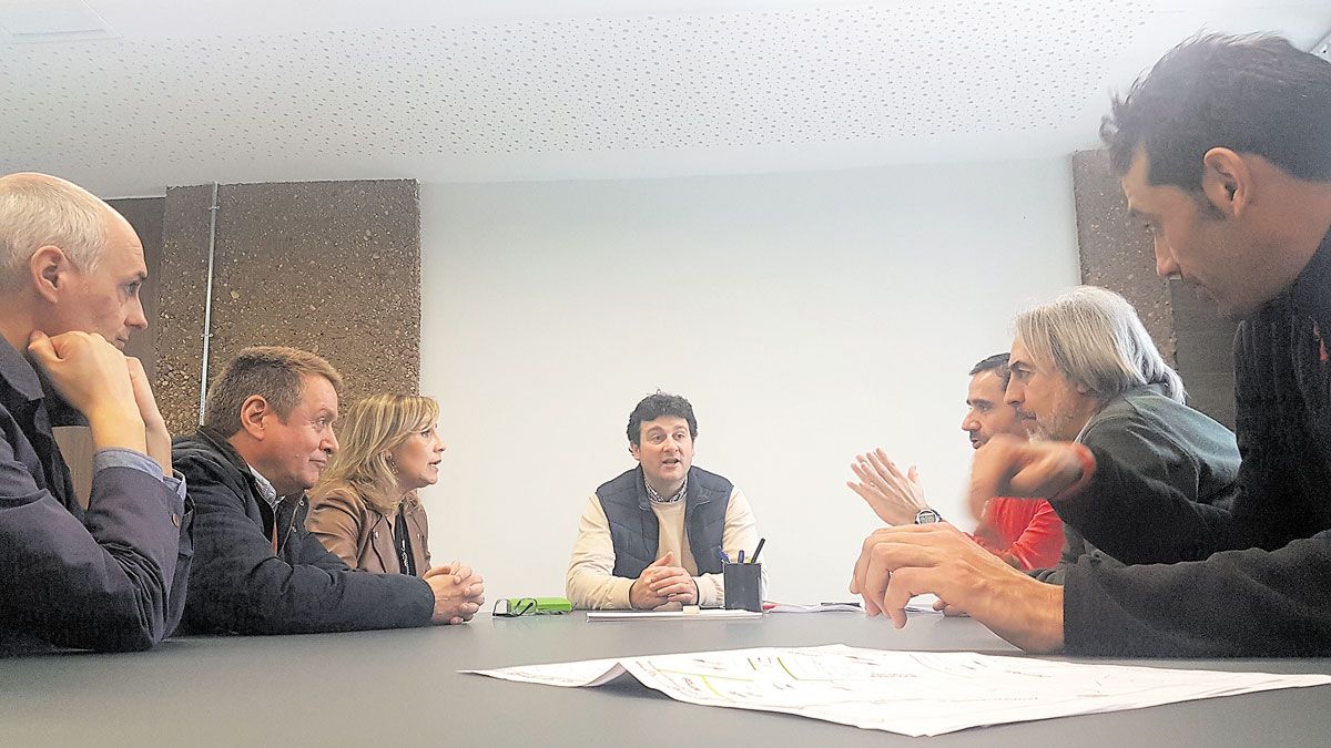 Manuel García y Montserrat Domínguez, en la reunión mantenida en Villaquilambre. | L.N.C.