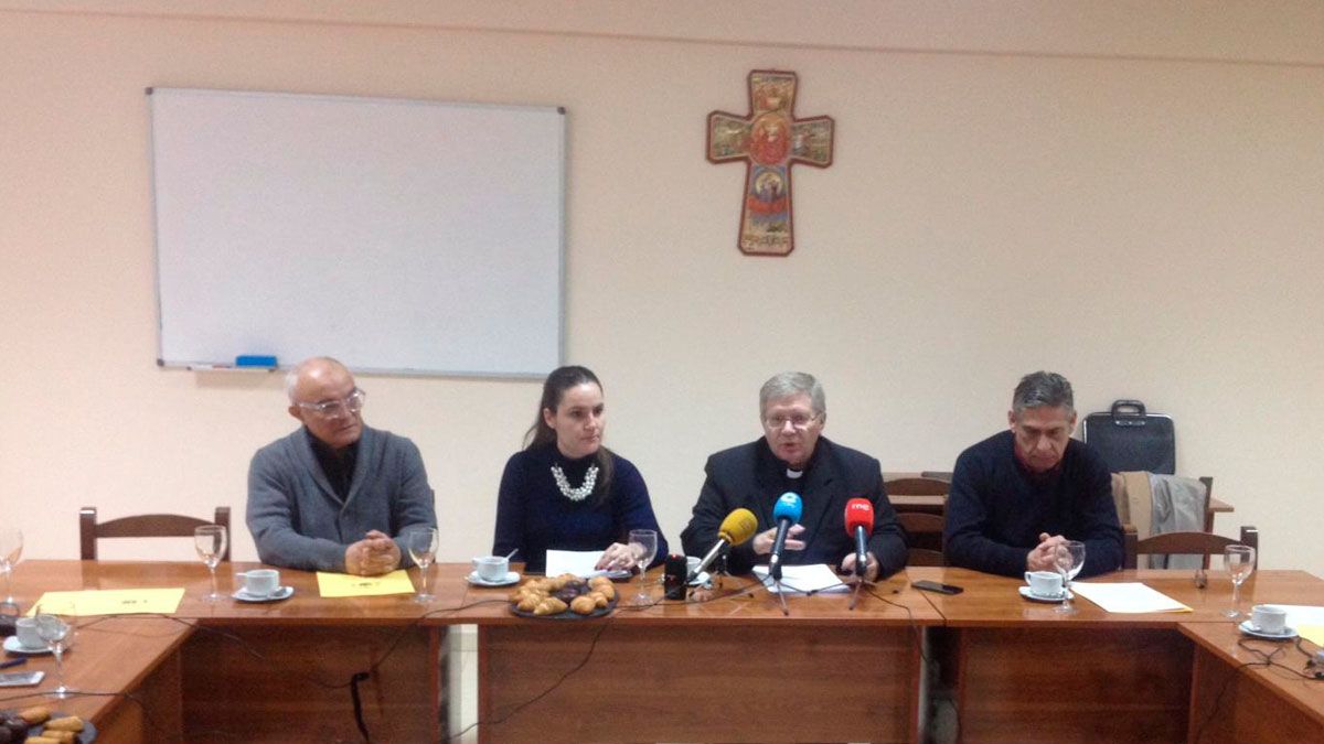 Monseñor en el desayuno con la prensa en Ponferrada, al lado del vicario Javier Redondo entre otros.