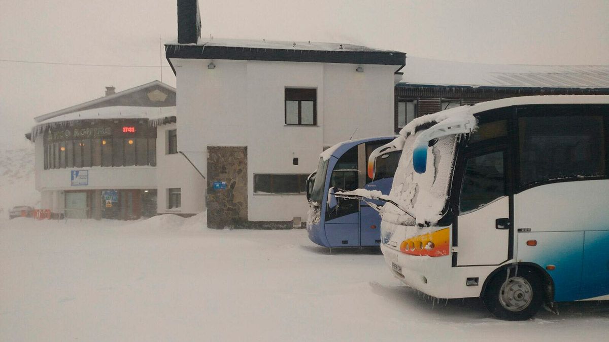 Imagen de los autobuses que no han podido regresar a casa por la nieve. | L.N.C.
