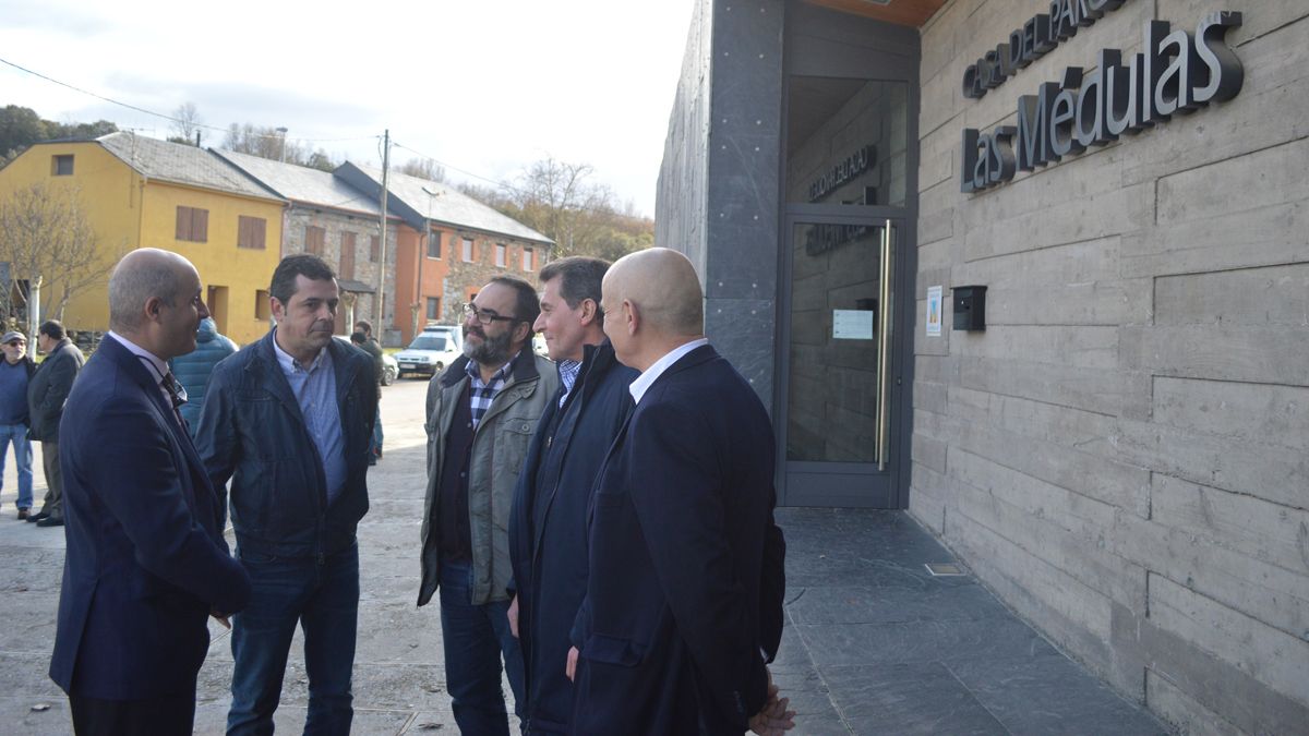 Inaugruación del ‘Hub apícola’, ayer en la Casa del Parque de Las Médulas. | A. CARDENAL