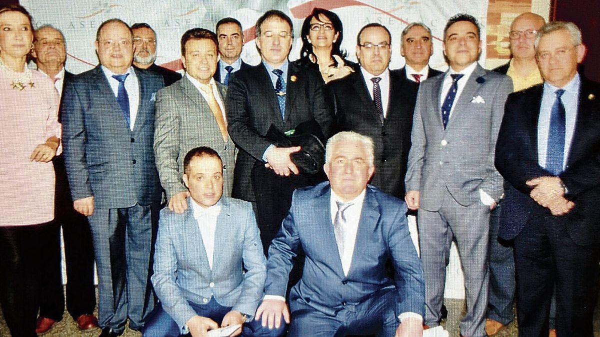 Foto de familia de los galardonados, autoridades y miembros de Asemac, durante la gala.