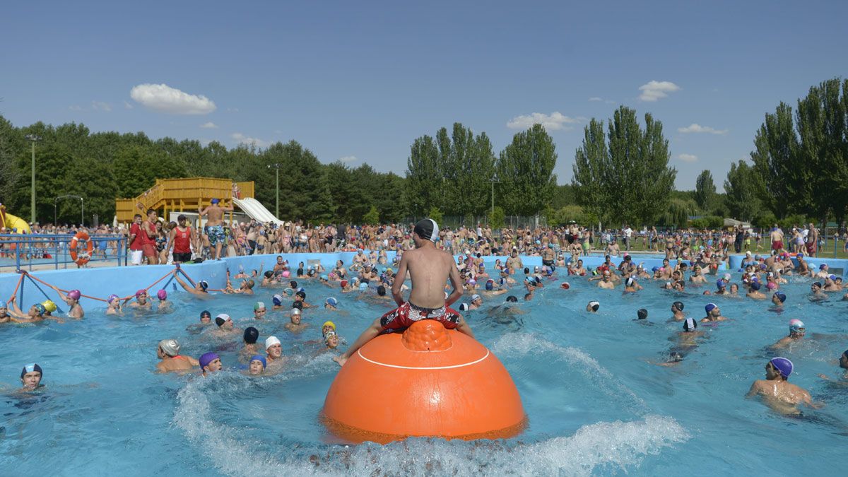 Las piscinas municipales de Valencia de Don Juan, son conocidas como ‘El Mundo del Agua’. | MAURICIO PEÑA