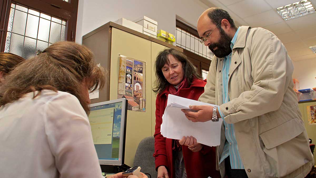 El coordinador provincial de IU, Santiago Ordóñez, y la candidata a las Cortes por IU, Pilar González, registran la candidatura de IU-EQUO al Parlamento autonómico. | ICAL