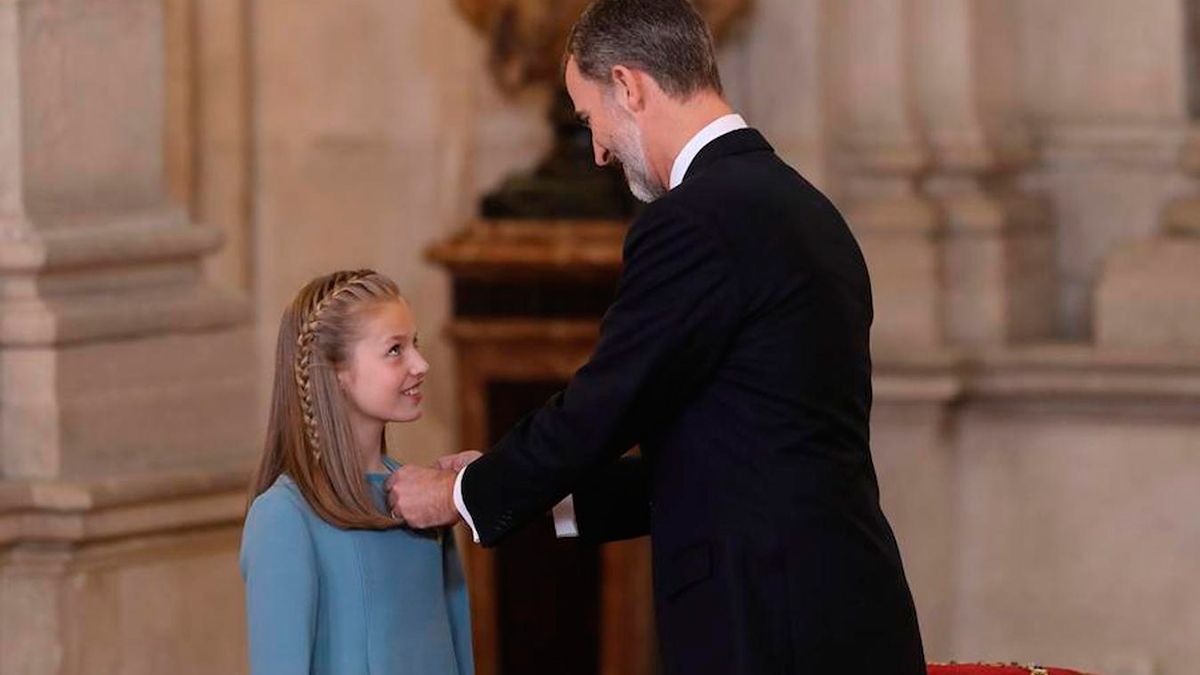 El Rey ha impuesto el Toisón de Oro a su hija la Princesa de Asturias Leonor. | ABC.ES
