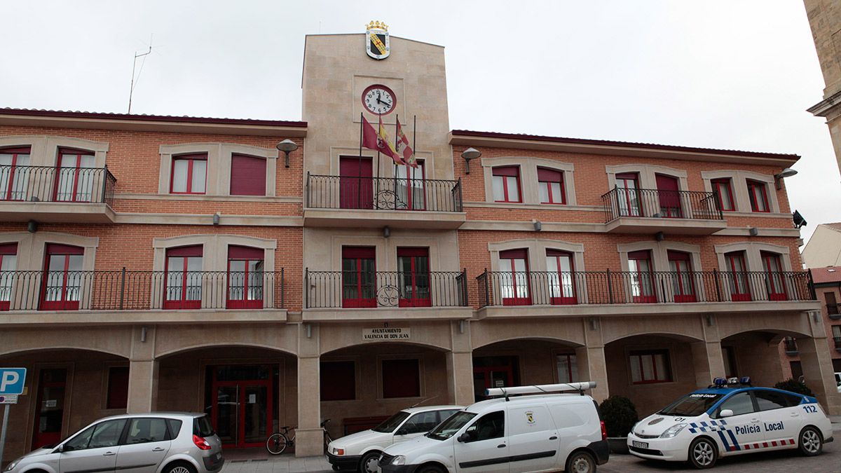 Fachada del Ayuntamiento de Valencia de Don Juan. | DANIE MARTÍN