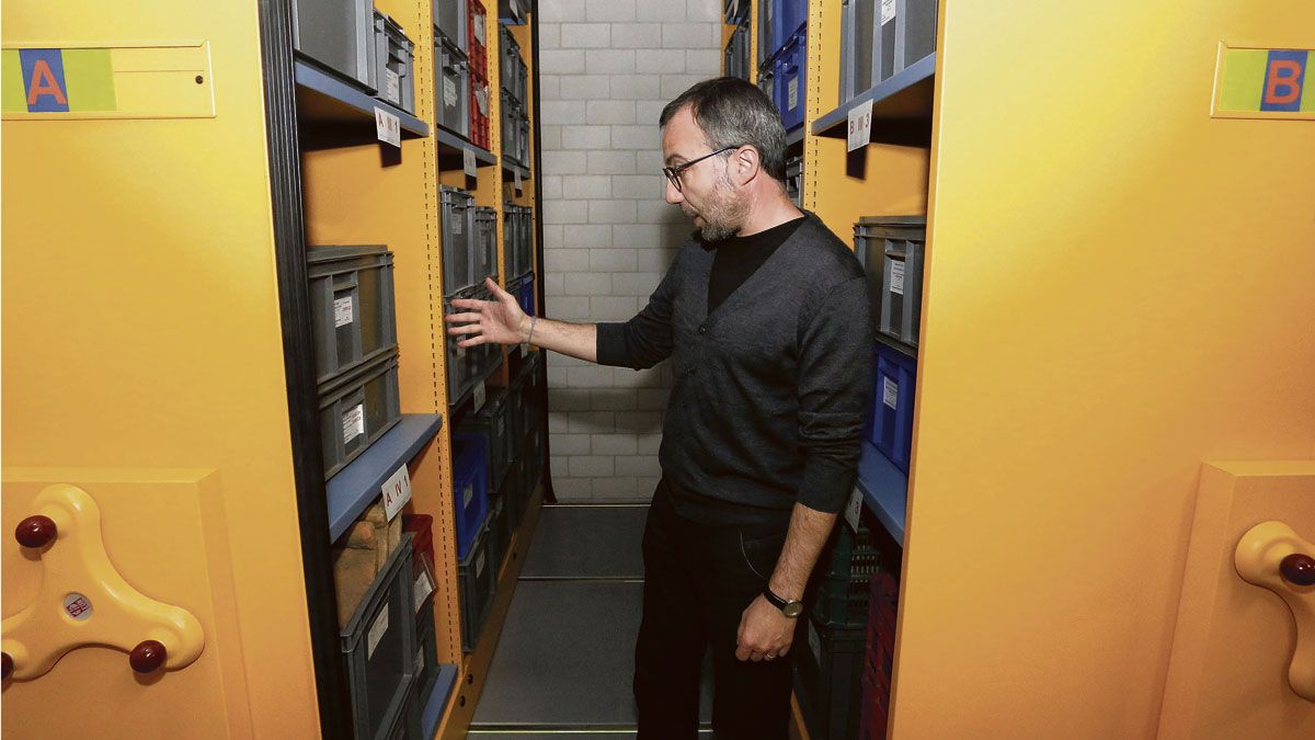 Luis Grau en las dependencias del Museo de León. | CARLOS S. CAMPILLO (ICAL)