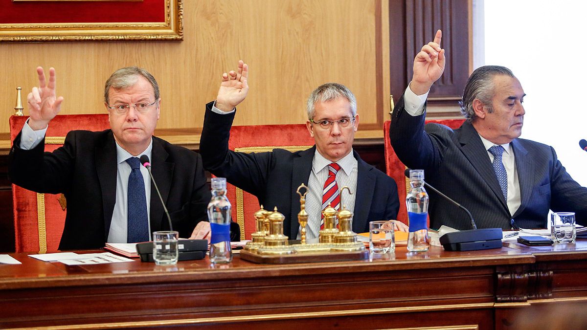 Silván, López Benito y Rajoy durante el pleno de este miércoles al que, finalmente, no se llevaron los presupuestos. | ICAL