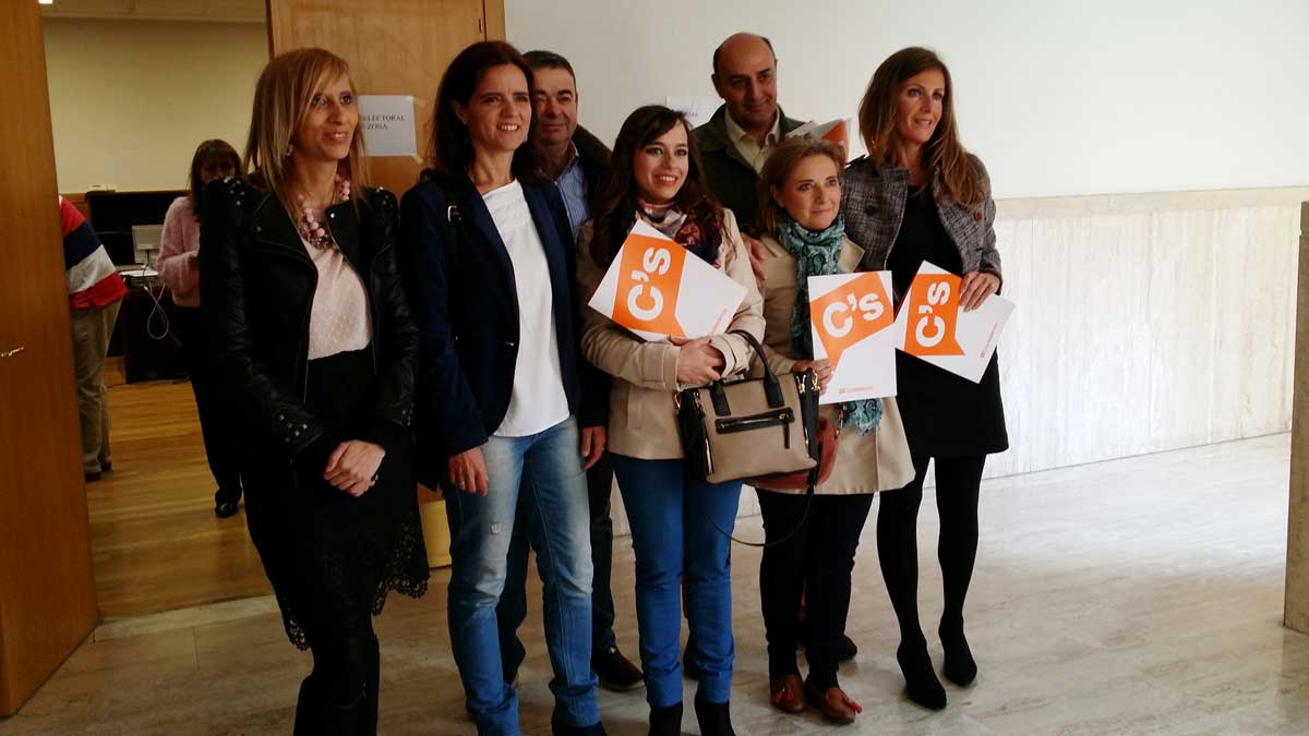 Varios de los miembros de la lista de Ciudadanos, entre ellos Gemma VIllarroel y Ana Carlota Amigo. | L.N.C. Varios de los miembros de la lista de Ciudadanos, entre ellos Gemma VIllarroel y Ana Carlota Amigo. | L.N.C.