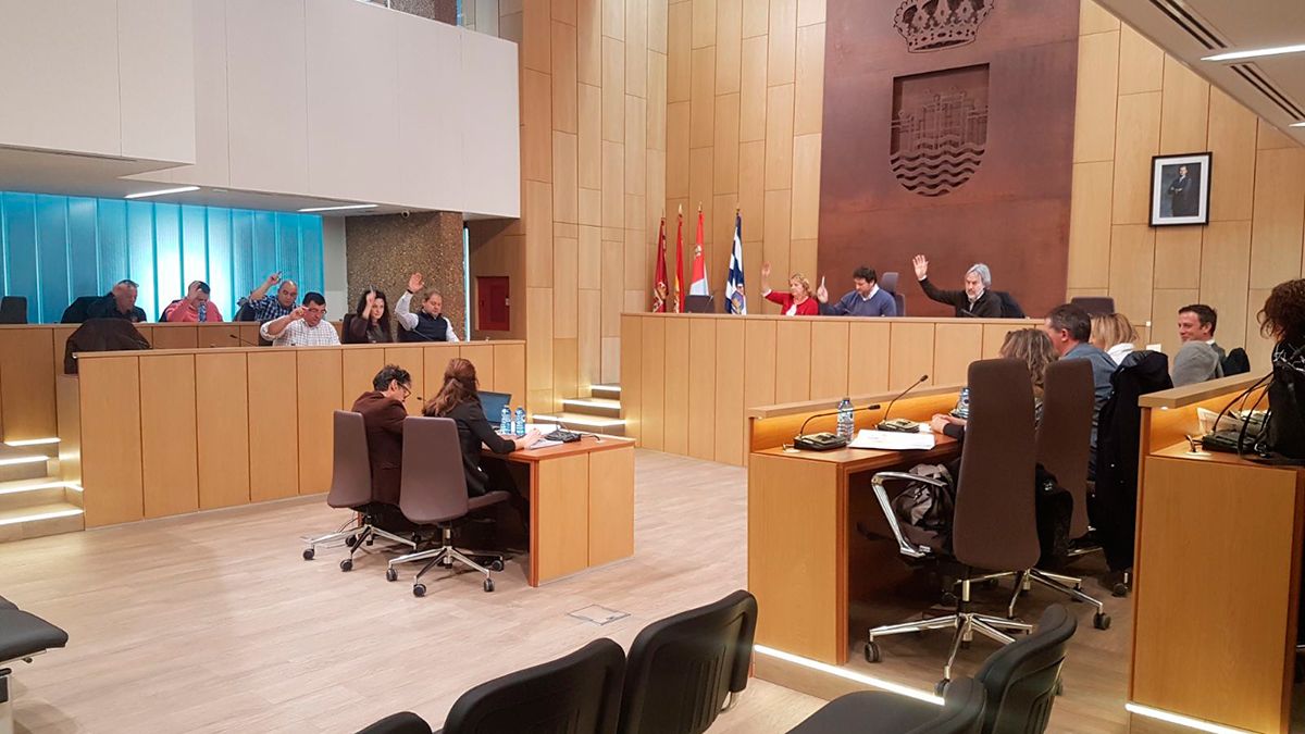 Momento en el que el equipo de gobierno votó a favor del presupuesto de 2018. | L.N.C.