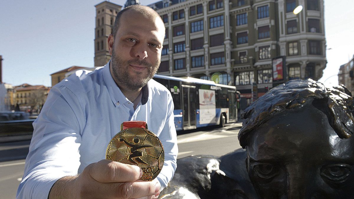 Emilio Martín, con la medalla de oro lograda con la selección española tras proclamarse ésta campeona de Europa. | MAURICIO PEÑA Emilio Martín, con la medalla de oro lograda con la selección española tras proclamarse ésta campeona de Europa. | MAURICIO PEÑA