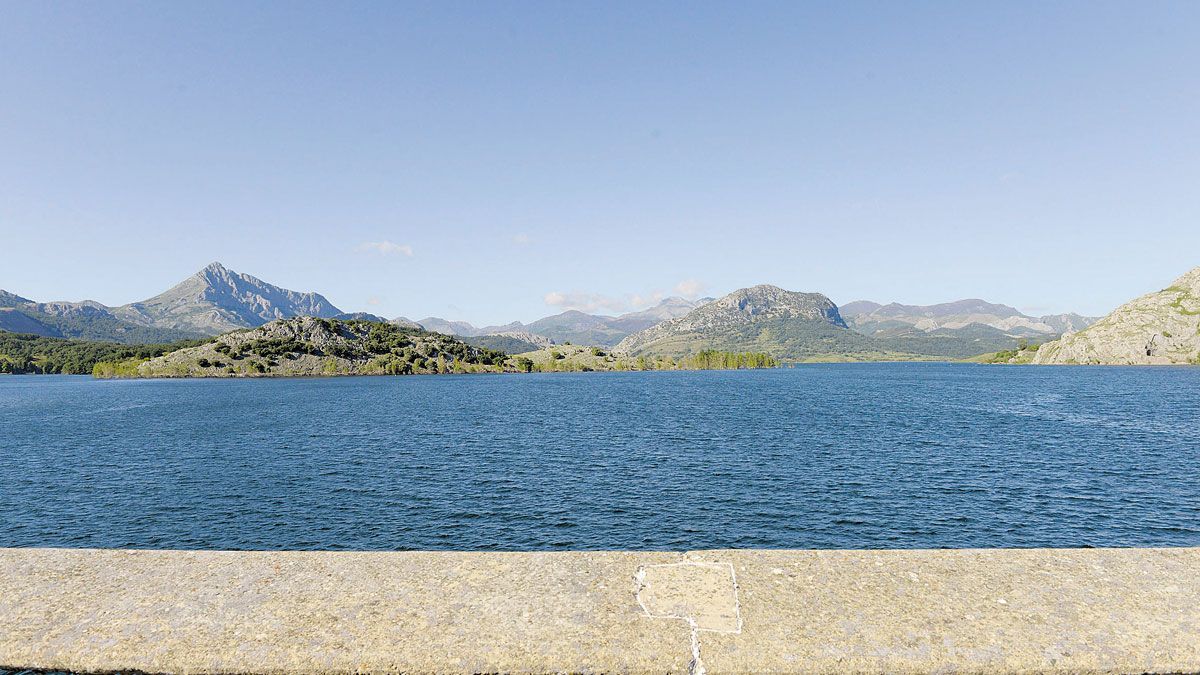 Imagen de archivo del Embalse del Porma. | MAURICIO PEÑA